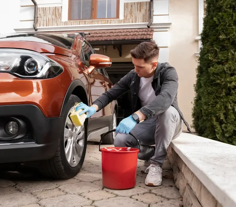 Lavage auto à domicile Le Manoir : professionnel intervenant sur un véhicule